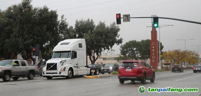 沃爾沃Eco-Drive（環(huán)保駕駛）技術展示智能網聯(lián)車輛（CV）系統(tǒng)如何通過減少卡車排放來改善空氣質量